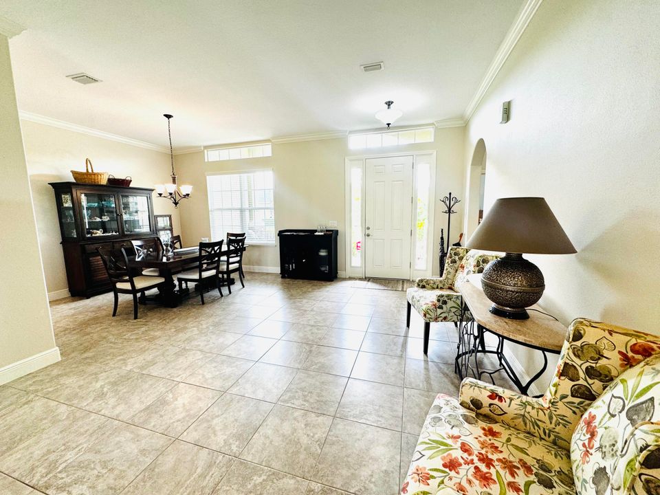 合同活跃: $564,900 (3 贝兹, 2 浴室, 2230 平方英尺)