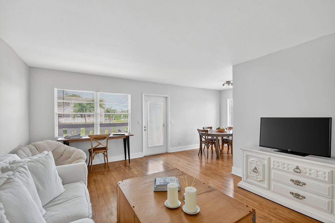 待售: $115,000 (2 贝兹, 1 浴室, 840 平方英尺)