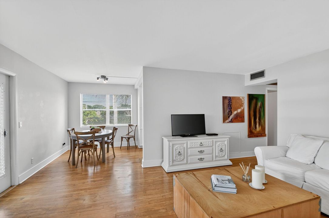 待售: $115,000 (2 贝兹, 1 浴室, 840 平方英尺)