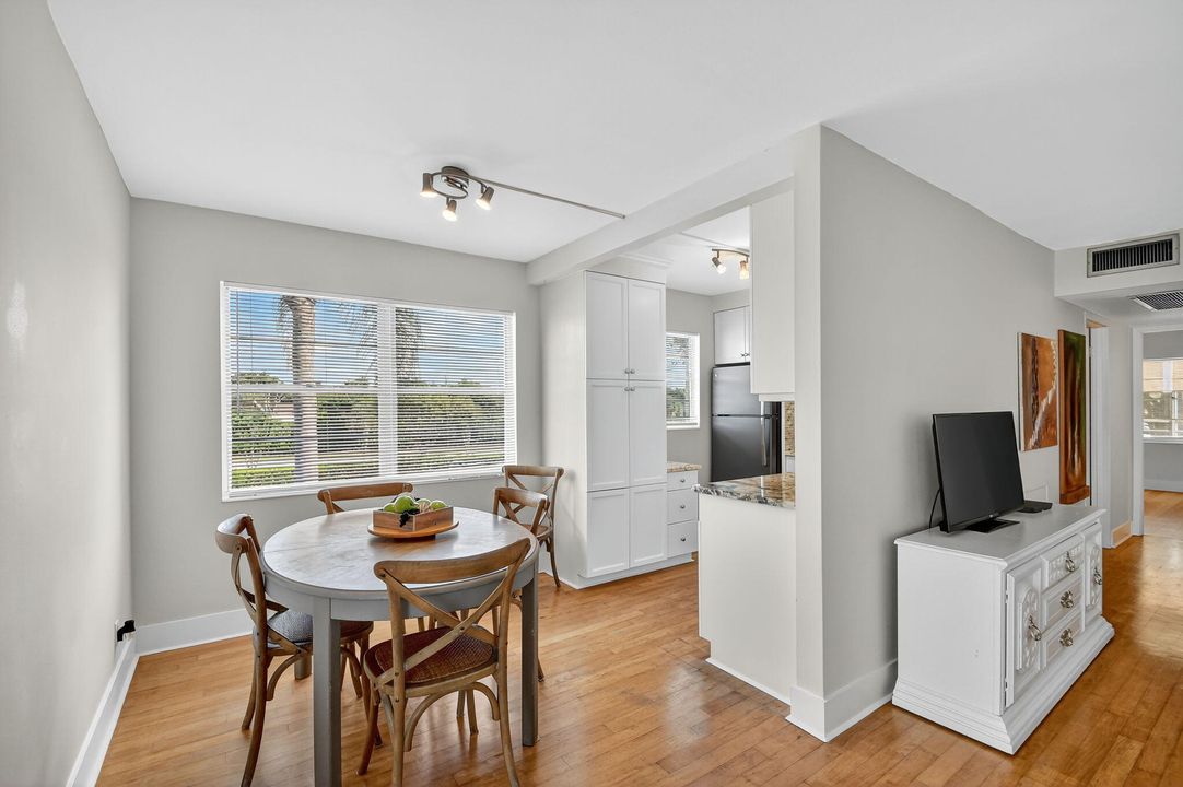 待售: $115,000 (2 贝兹, 1 浴室, 840 平方英尺)