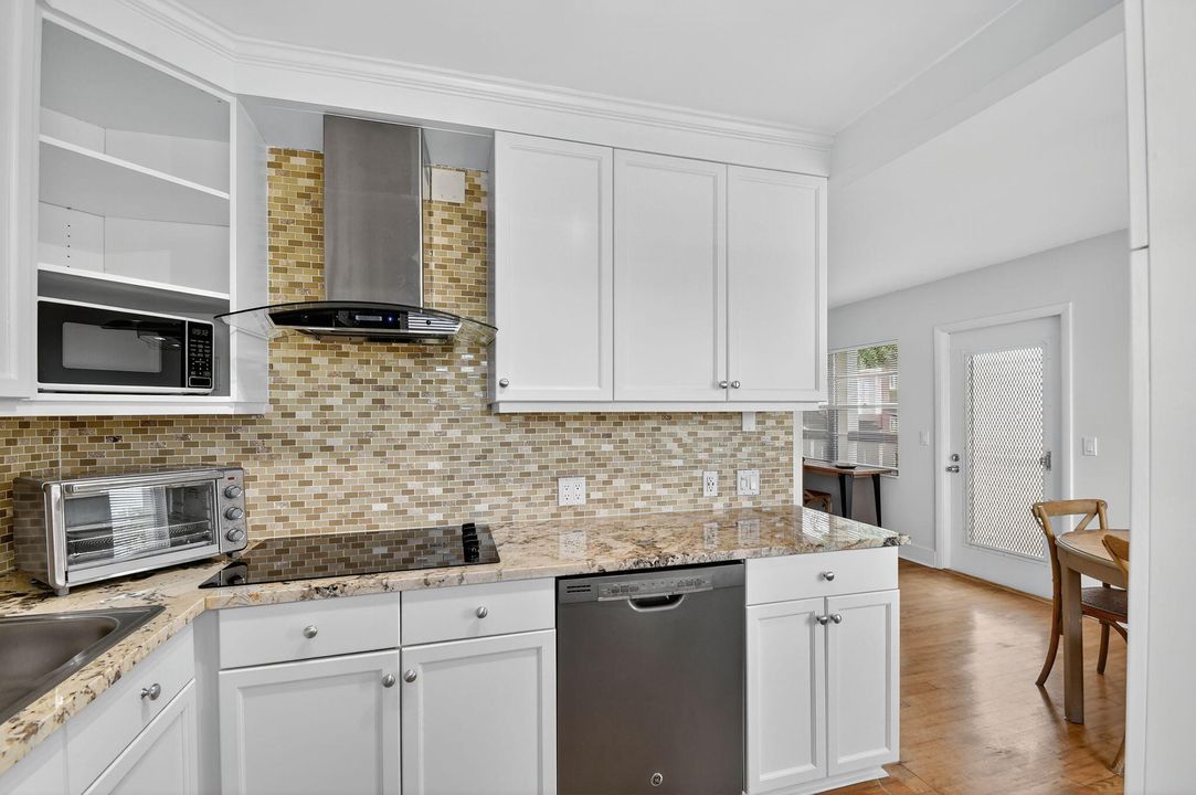 待售: $115,000 (2 贝兹, 1 浴室, 840 平方英尺)