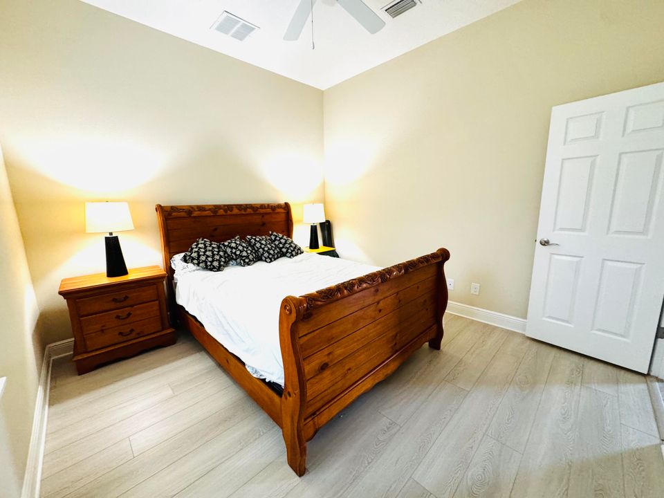 合同活跃: $564,900 (3 贝兹, 2 浴室, 2230 平方英尺)