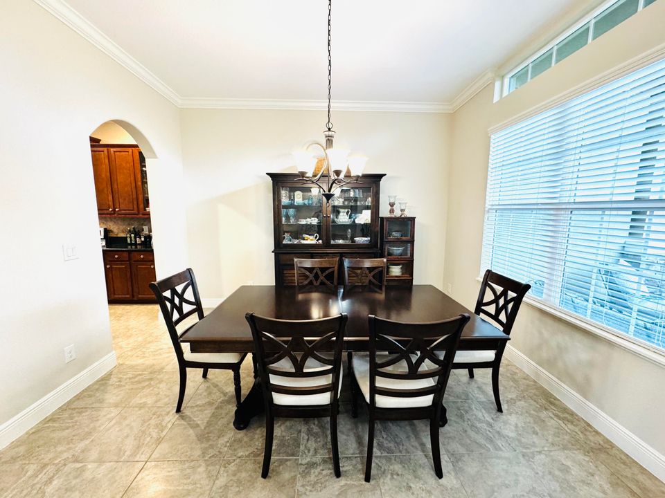 合同活跃: $564,900 (3 贝兹, 2 浴室, 2230 平方英尺)