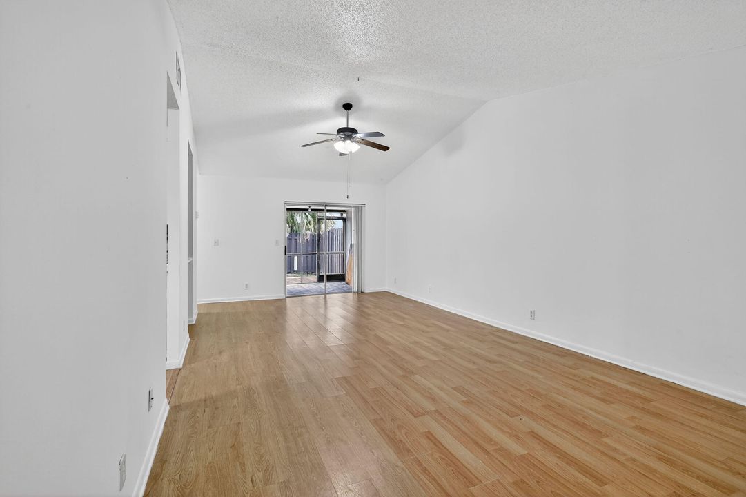 Activo con contrato: $356,500 (3 camas, 2 baños, 1161 Pies cuadrados)