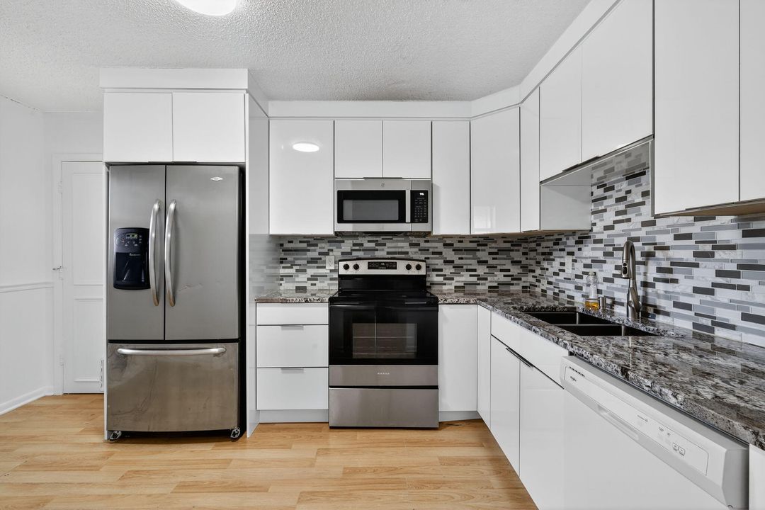 Activo con contrato: $356,500 (3 camas, 2 baños, 1161 Pies cuadrados)