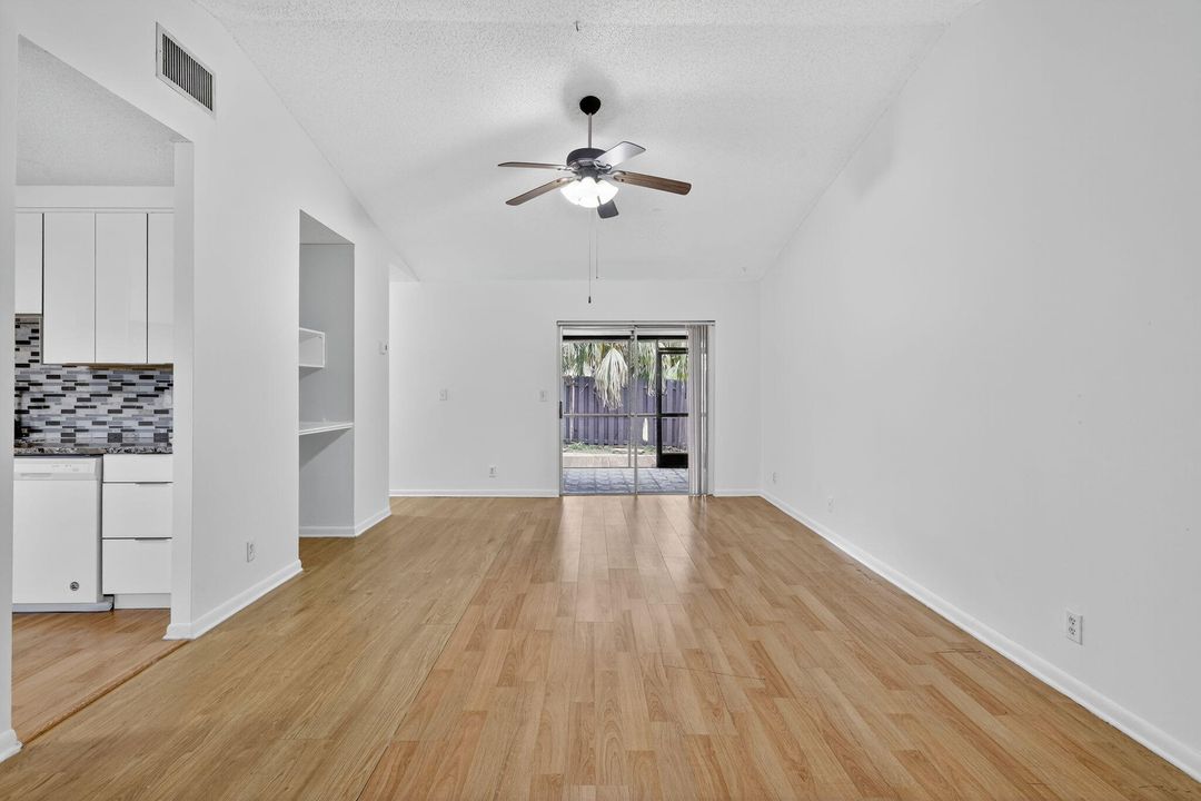 Activo con contrato: $356,500 (3 camas, 2 baños, 1161 Pies cuadrados)