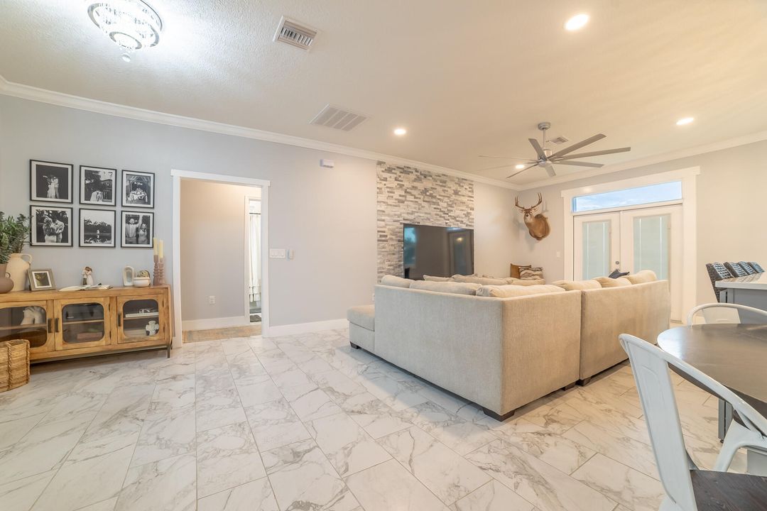 待售: $439,000 (4 贝兹, 2 浴室, 1790 平方英尺)