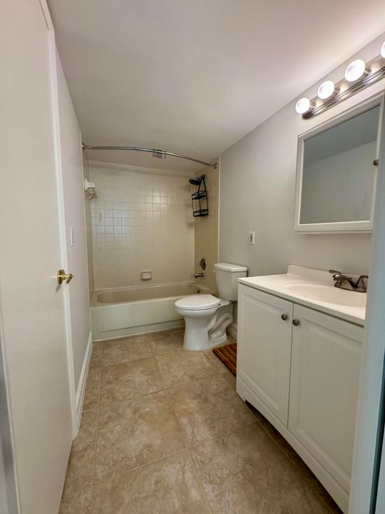 Под контрактом: $1,975 (1 спален, 1 ванн, 729 Квадратных фут)