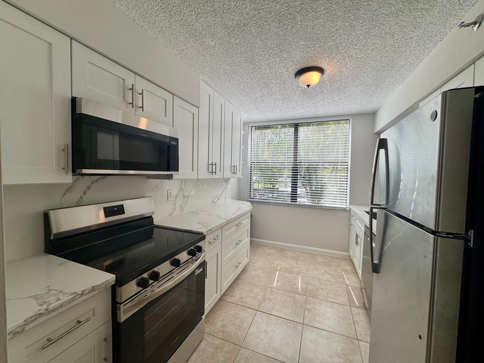 Под контрактом: $1,975 (1 спален, 1 ванн, 729 Квадратных фут)