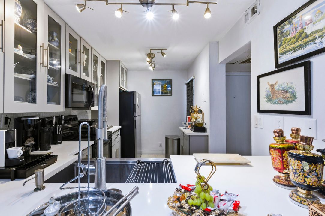 Под контрактом: $310,000 (1 спален, 1 ванн, 795 Квадратных фут)