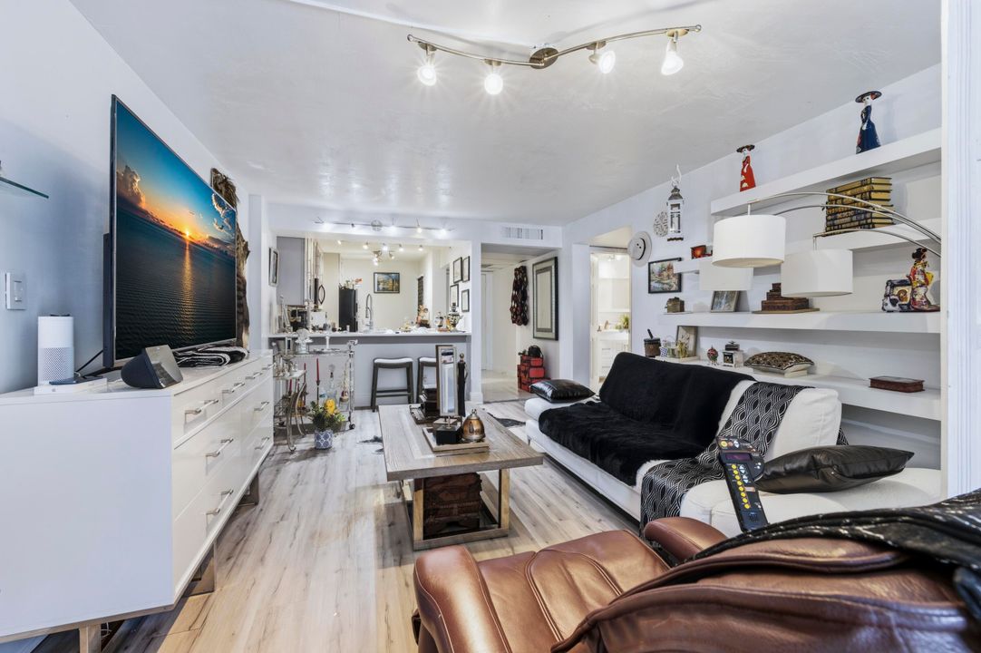 Под контрактом: $310,000 (1 спален, 1 ванн, 795 Квадратных фут)