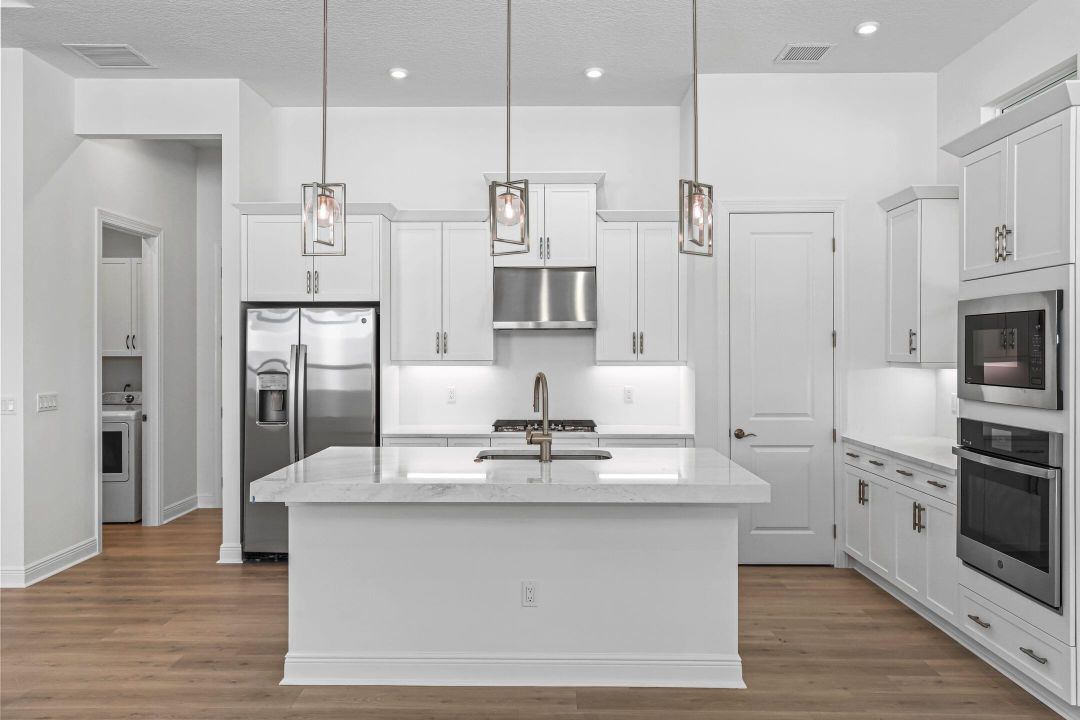 Под контрактом: $569,990 (3 спален, 3 ванн, 1840 Квадратных фут)