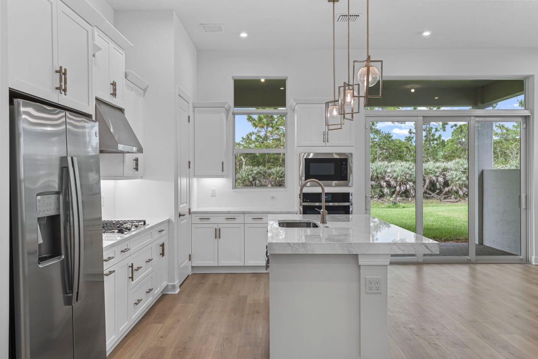 Под контрактом: $569,990 (3 спален, 3 ванн, 1840 Квадратных фут)