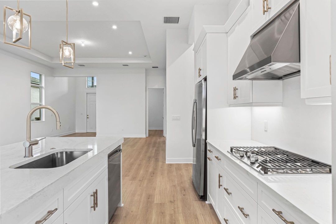 Под контрактом: $569,990 (3 спален, 3 ванн, 1840 Квадратных фут)