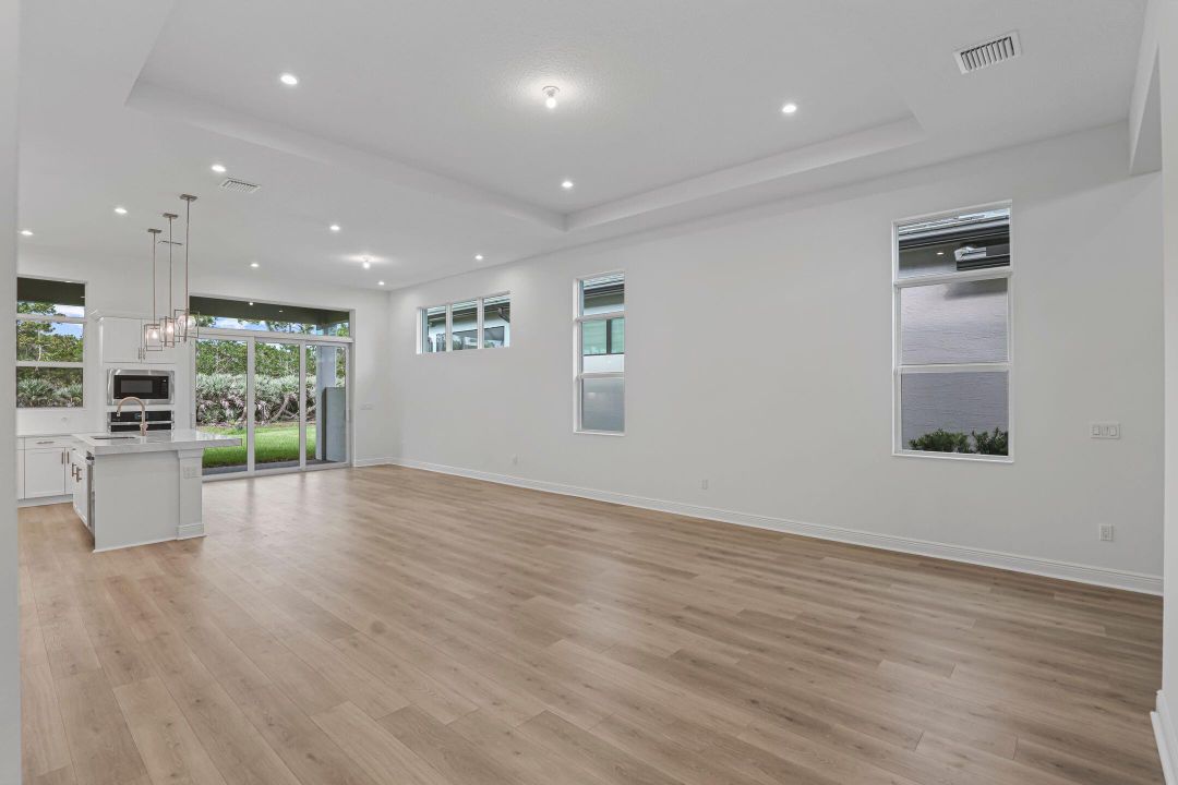 Под контрактом: $569,990 (3 спален, 3 ванн, 1840 Квадратных фут)