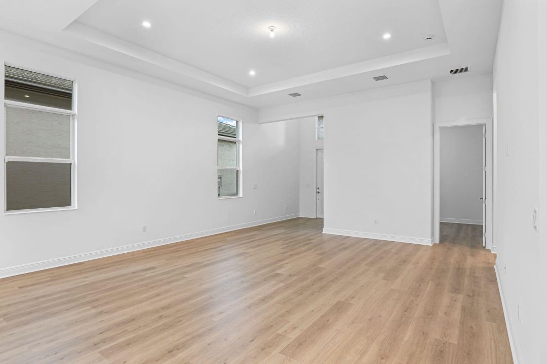 Под контрактом: $569,990 (3 спален, 3 ванн, 1840 Квадратных фут)