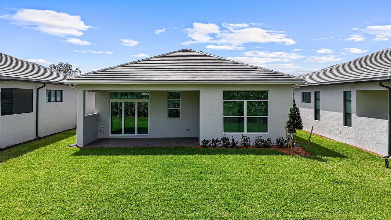 Под контрактом: $569,990 (3 спален, 3 ванн, 1840 Квадратных фут)