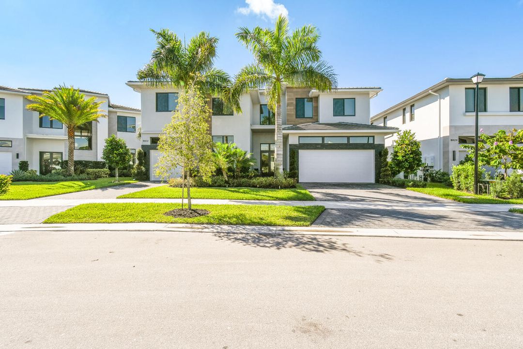 Activo con contrato: $2,949,000 (5 camas, 5 baños, 4522 Pies cuadrados)