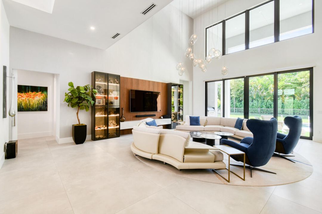 Activo con contrato: $2,949,000 (5 camas, 5 baños, 4522 Pies cuadrados)