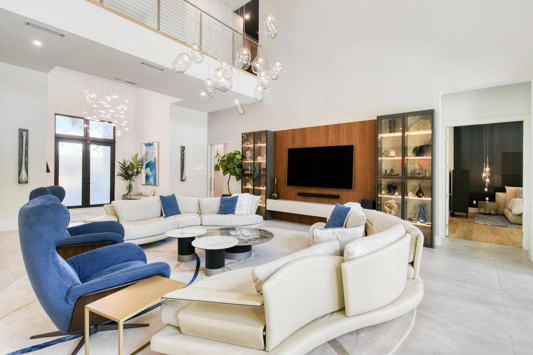 Activo con contrato: $2,949,000 (5 camas, 5 baños, 4522 Pies cuadrados)