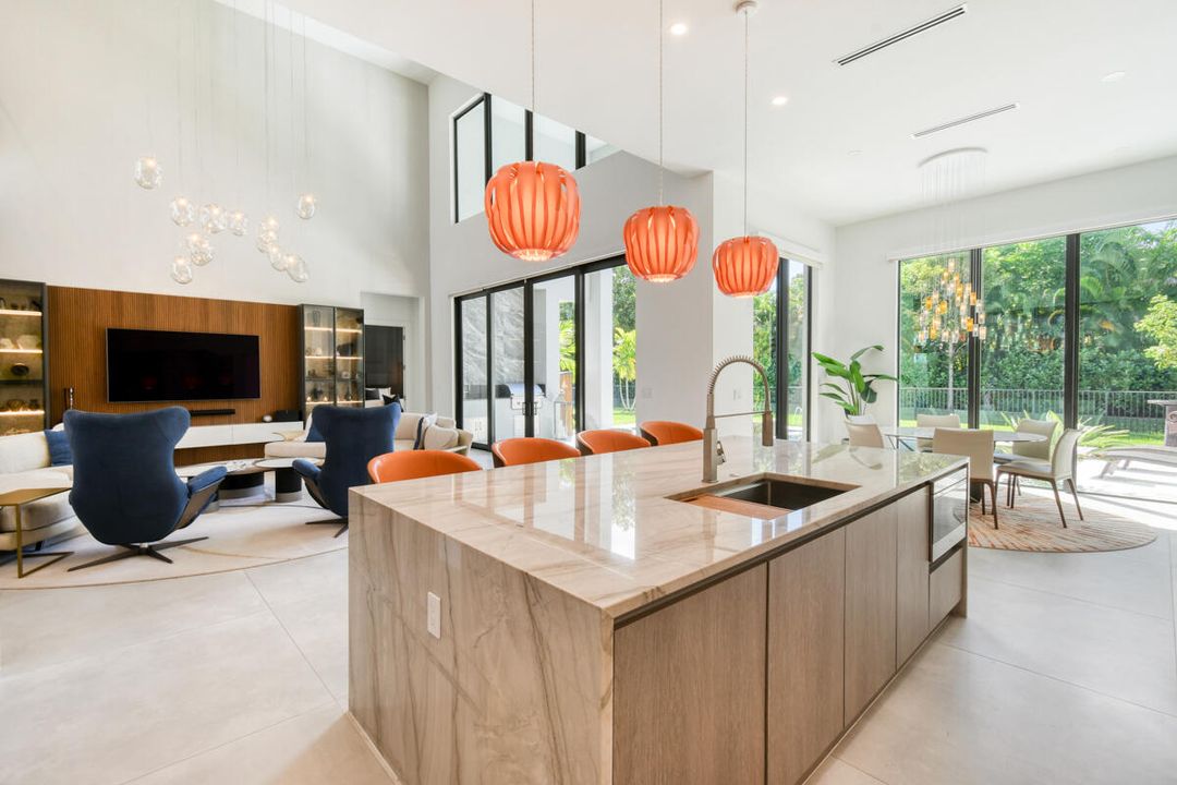 Activo con contrato: $2,949,000 (5 camas, 5 baños, 4522 Pies cuadrados)