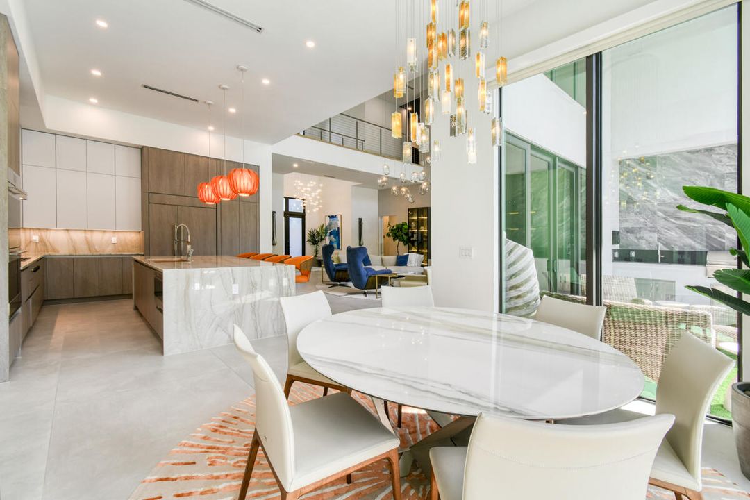 Activo con contrato: $2,949,000 (5 camas, 5 baños, 4522 Pies cuadrados)