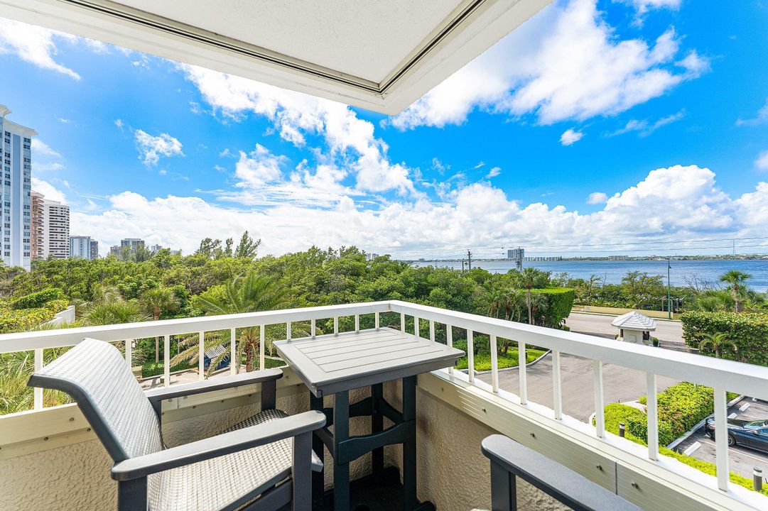 For Sale: $965,000 (2 beds, 2 baths, 1668 Square Feet)