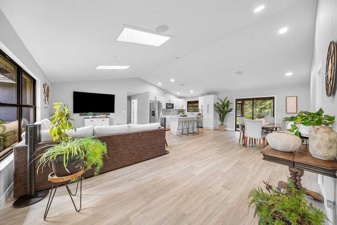 Activo con contrato: $5,600 (3 camas, 2 baños, 1550 Pies cuadrados)