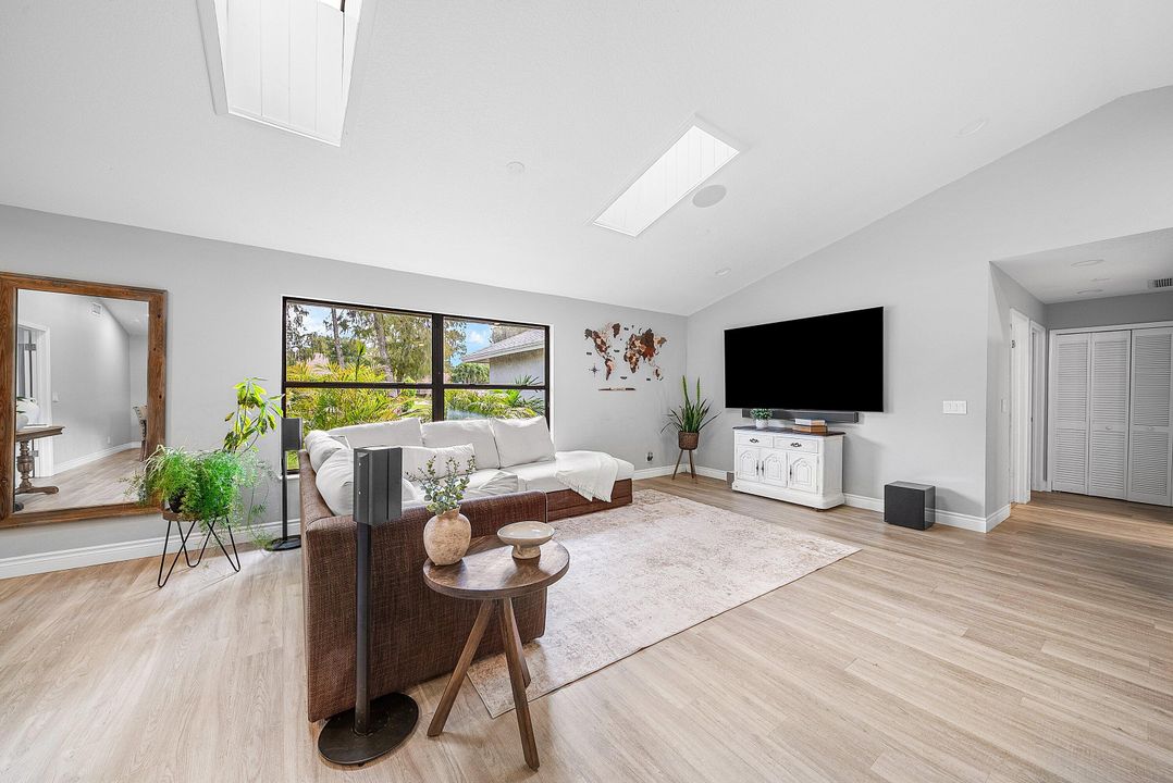 Activo con contrato: $5,600 (3 camas, 2 baños, 1550 Pies cuadrados)