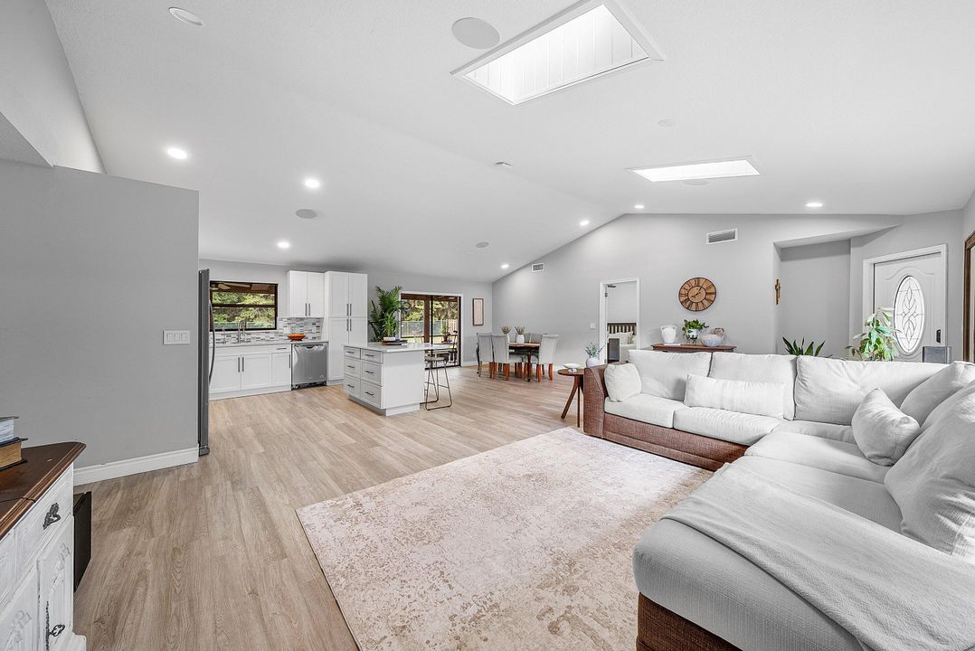 Activo con contrato: $5,600 (3 camas, 2 baños, 1550 Pies cuadrados)