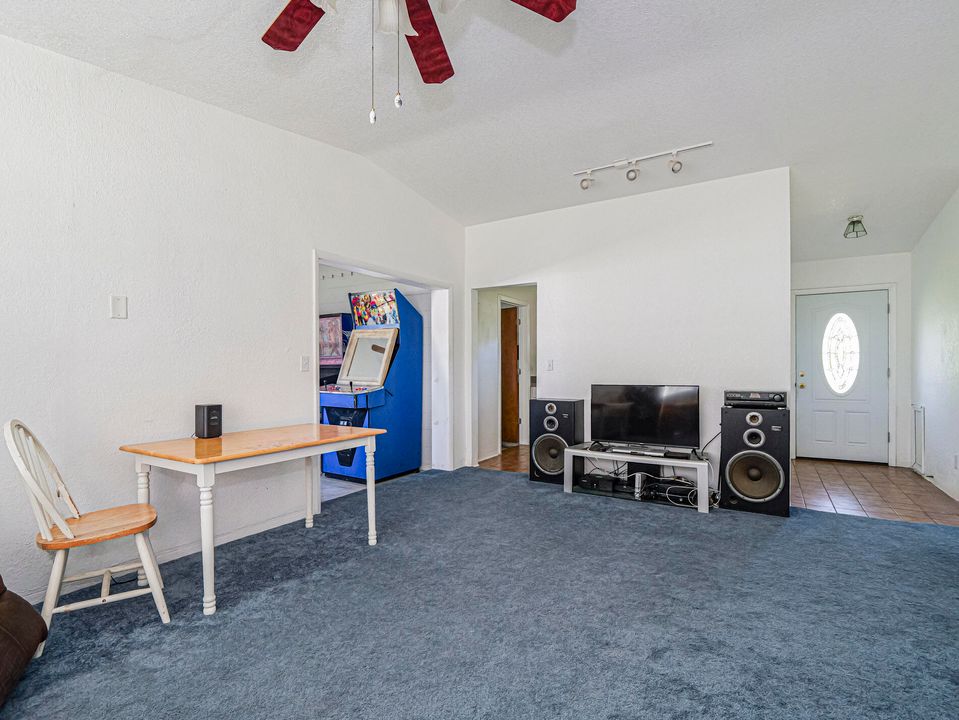 Activo con contrato: $199,999 (2 camas, 1 baños, 1140 Pies cuadrados)