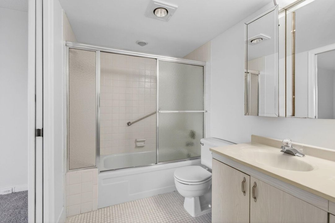 Под контрактом: $139,000 (2 спален, 2 ванн, 1156 Квадратных фут)