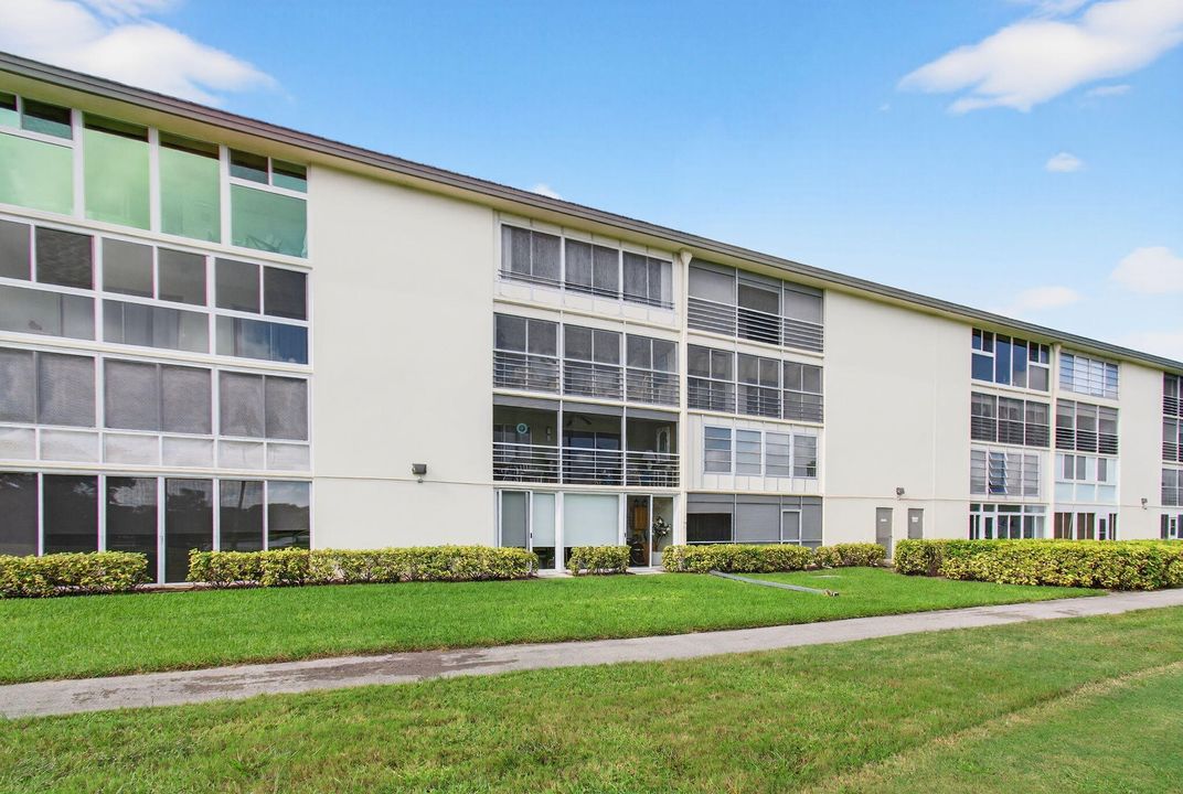 Под контрактом: $139,000 (2 спален, 2 ванн, 1156 Квадратных фут)