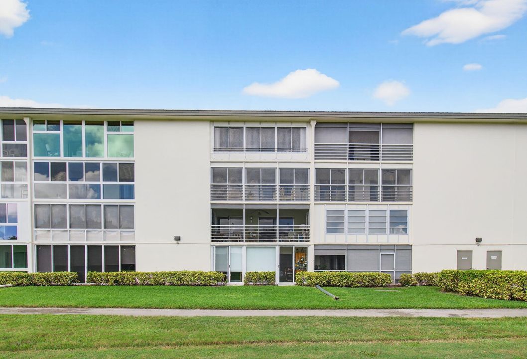 Под контрактом: $139,000 (2 спален, 2 ванн, 1156 Квадратных фут)