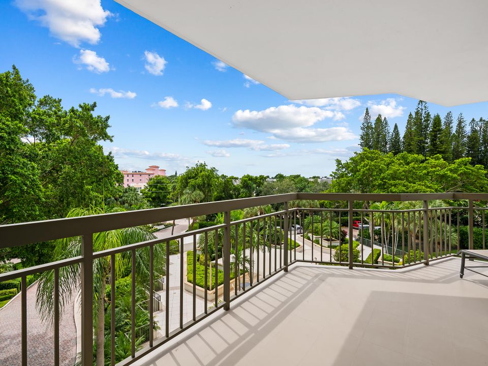 For Sale: $1,275,000 (3 beds, 3 baths, 2430 Square Feet)