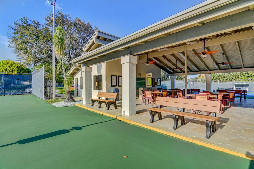 Под контрактом: $139,000 (2 спален, 2 ванн, 1156 Квадратных фут)