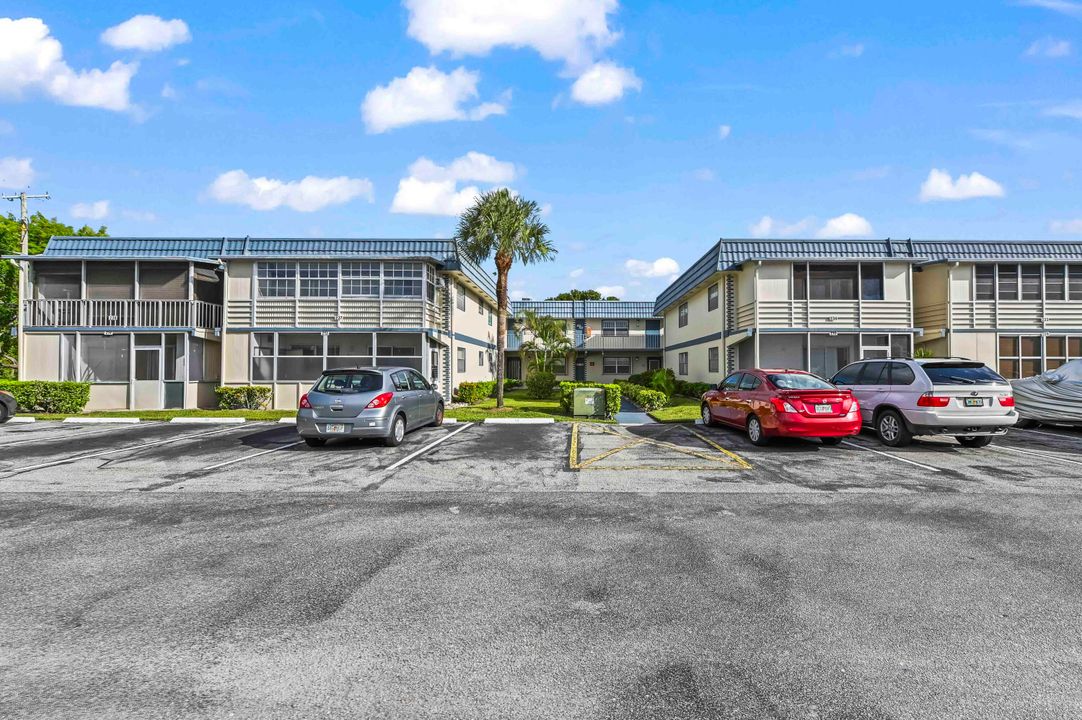 For Sale: $100,000 (2 beds, 2 baths, 880 Square Feet)