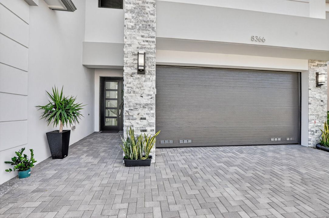 For Sale: $2,285,000 (5 beds, 7 baths, 4605 Square Feet)