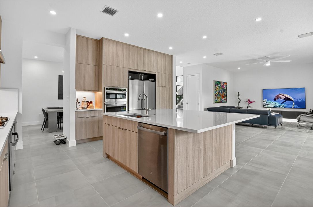 For Sale: $2,285,000 (5 beds, 7 baths, 4605 Square Feet)