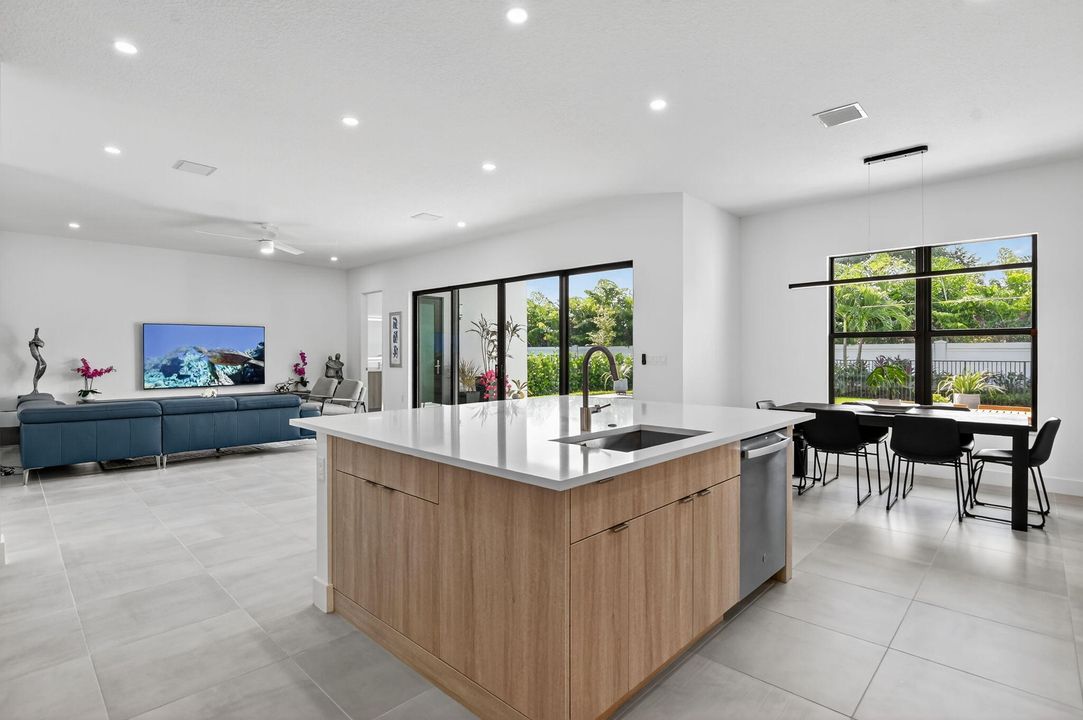 For Sale: $2,285,000 (5 beds, 7 baths, 4605 Square Feet)