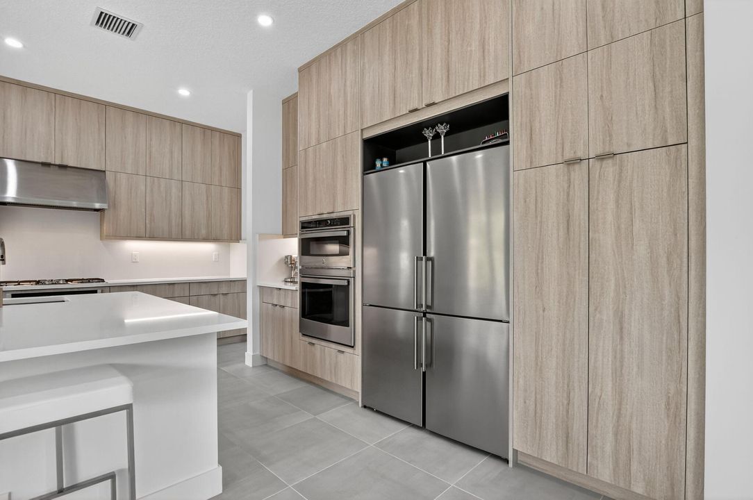 For Sale: $2,285,000 (5 beds, 7 baths, 4605 Square Feet)