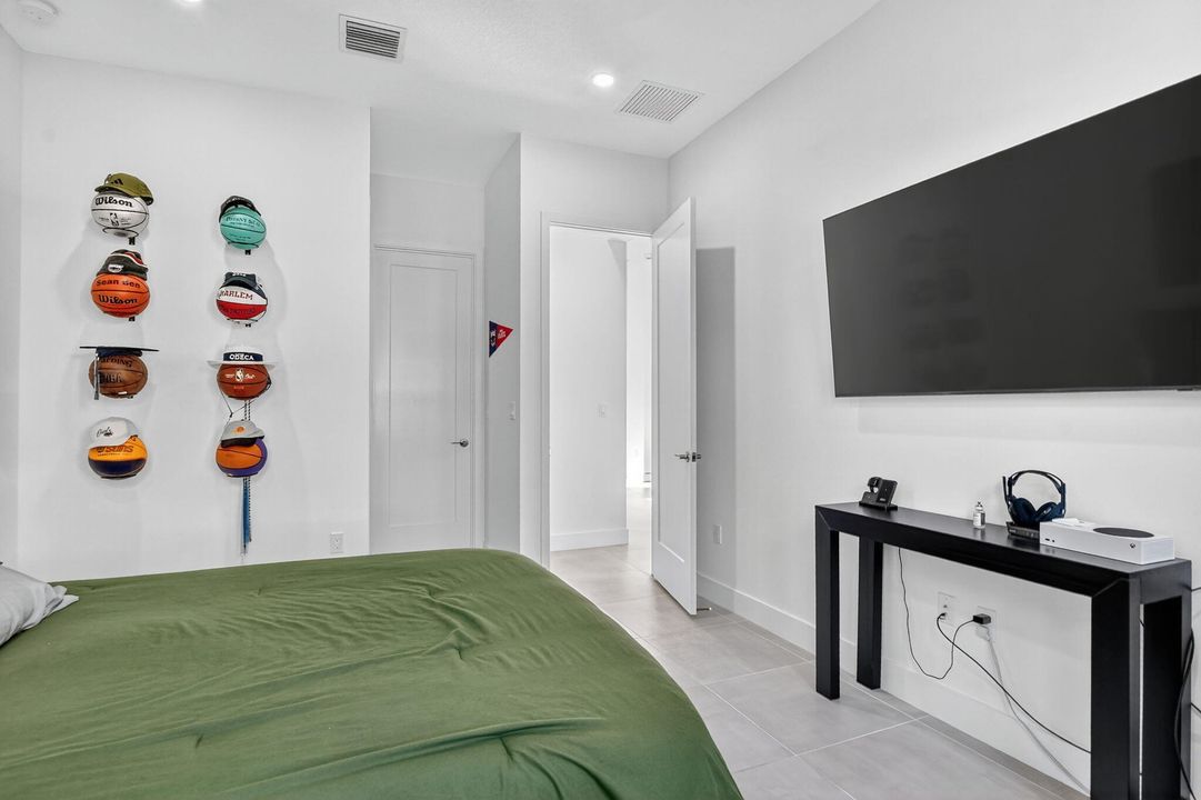 For Sale: $2,285,000 (5 beds, 7 baths, 4605 Square Feet)