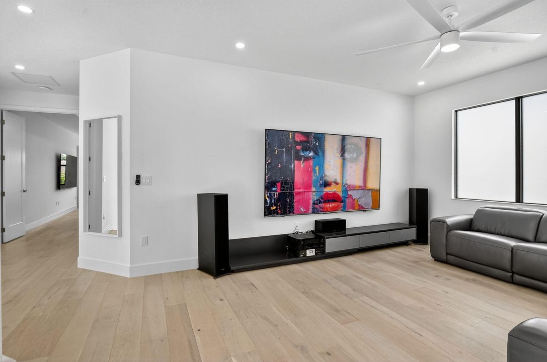 For Sale: $2,285,000 (5 beds, 7 baths, 4605 Square Feet)