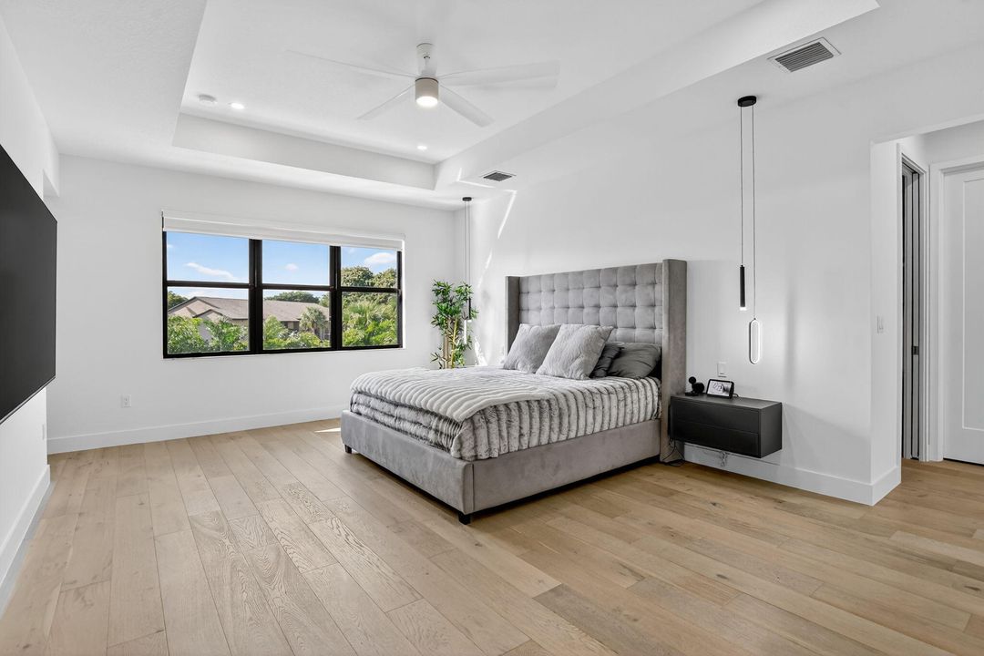 For Sale: $2,285,000 (5 beds, 7 baths, 4605 Square Feet)