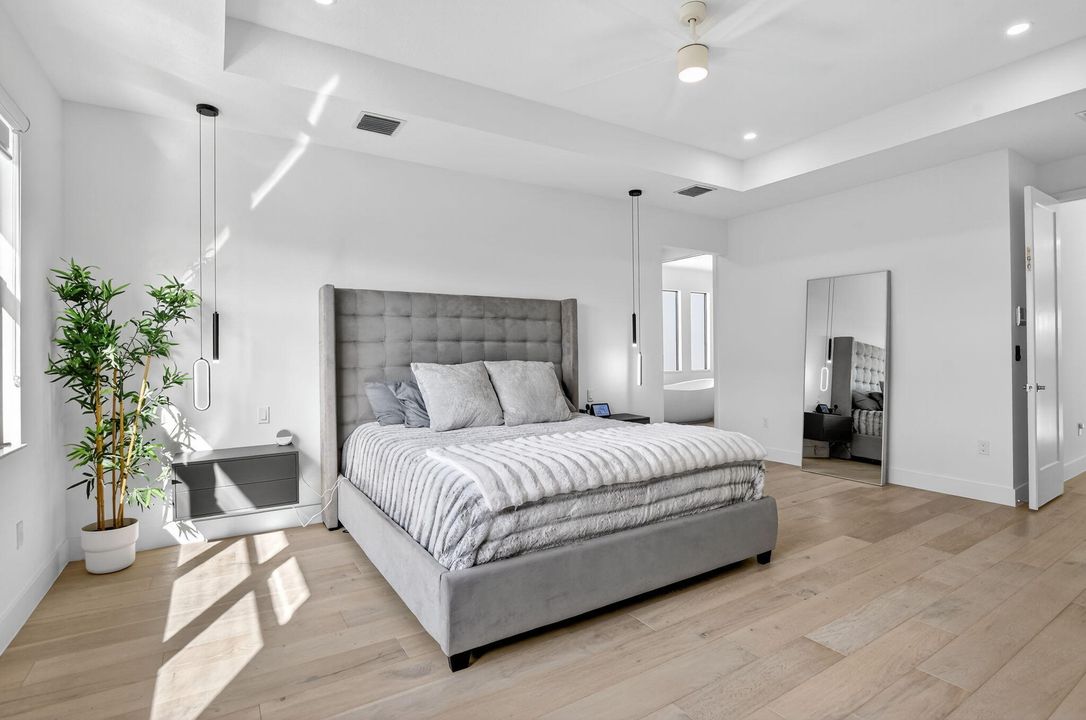 For Sale: $2,285,000 (5 beds, 7 baths, 4605 Square Feet)