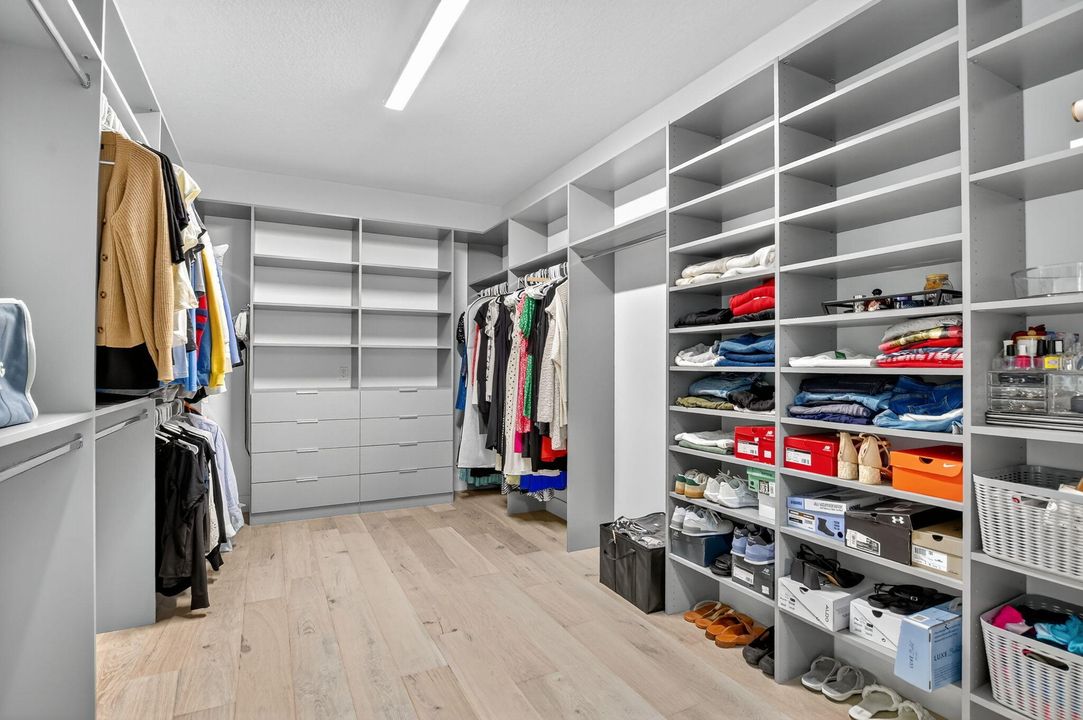 For Sale: $2,285,000 (5 beds, 7 baths, 4605 Square Feet)