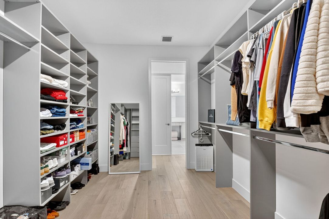 For Sale: $2,285,000 (5 beds, 7 baths, 4605 Square Feet)