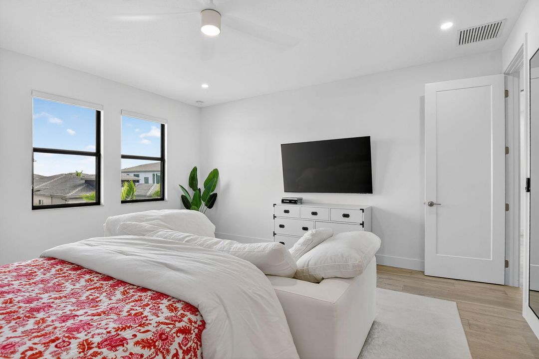 For Sale: $2,285,000 (5 beds, 7 baths, 4605 Square Feet)