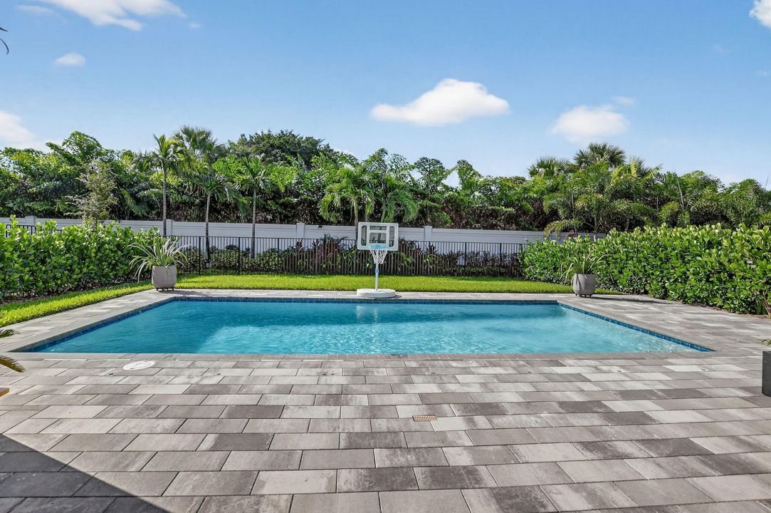 For Sale: $2,285,000 (5 beds, 7 baths, 4605 Square Feet)