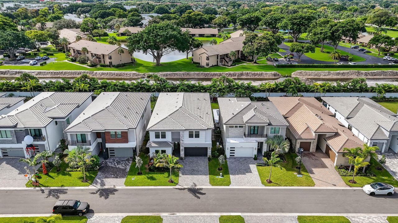 For Sale: $2,285,000 (5 beds, 7 baths, 4605 Square Feet)